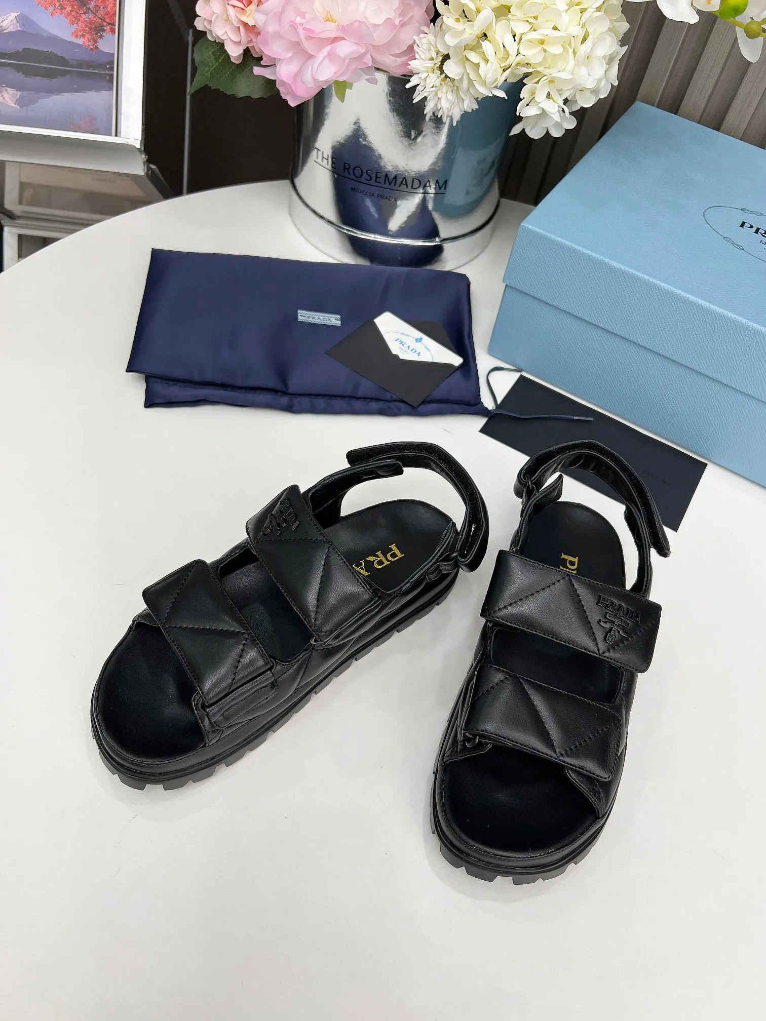 P480👟👟 PRADA Prada spring and summer catwalk new sandal series classic thick-soled sandals made of mixed sheepskin surface lambskin lining original hardware 1:1 development soft and delicate foot feel extremely comfortable versatile style original foam outsole 💝💝💝 easy to control 5 colors available (35-41)